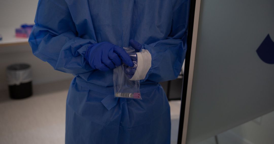 Archivo - Una profesional sanitaria sostiene muestras de pruebas PCR Archivo - Una profesional sanitaria sostiene muestras de pruebas PCR