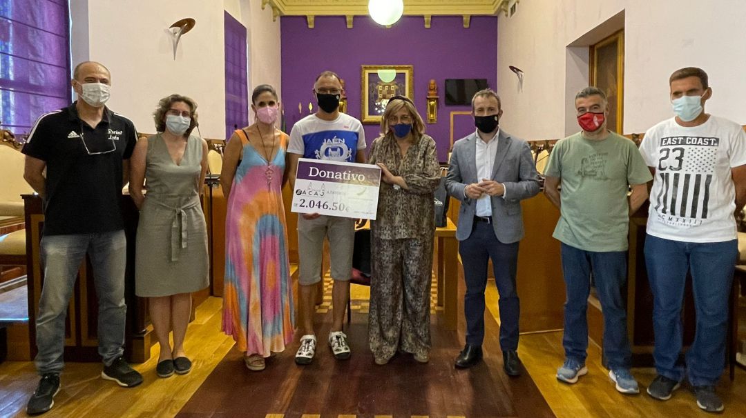 El presidente de la asociación de clubes de Atletismo, Juan José Amate, entrega a la presidenta de la Asociación provincial de Autismo 'Juan Martos Pérez', Manuela Gálvez, el donativo. El presidente de la asociación de clubes de Atletismo, Juan José Amate, entrega a la presidenta de la Asociación provincial de Autismo 'Juan Martos Pérez', Manuela Gálvez, el donativo.