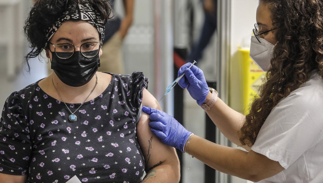 Una mujer recibe la vacuna contra el Covid-19. Una mujer recibe la vacuna contra el Covid-19.