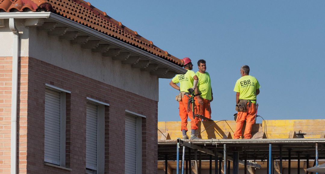 Unos trabajadores durante su jornada laboral en un edificio en construcción. Unos trabajadores durante su jornada laboral en un edificio en construcción.