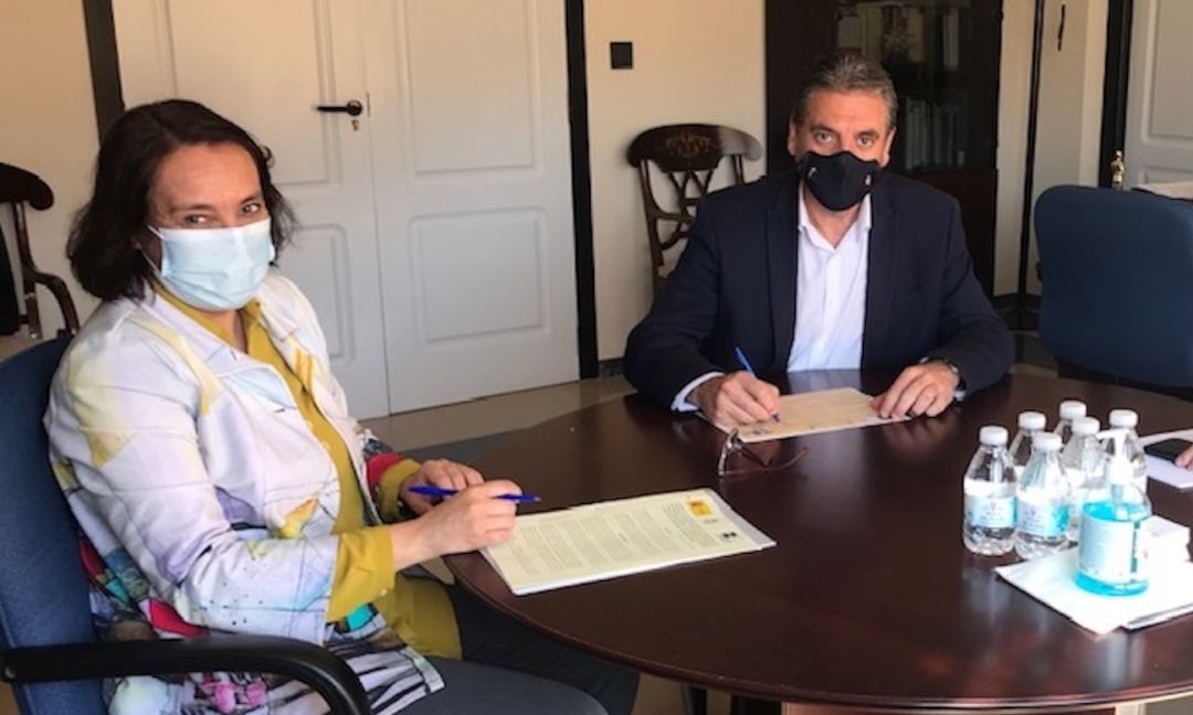 La directora del Centro Asociado de la UNED en Jaén, María Luisa Grande, y el diputado de Cultura y Deportes, Ángel Vera. La directora del Centro Asociado de la UNED en Jaén, María Luisa Grande, y el diputado de Cultura y Deportes, Ángel Vera.