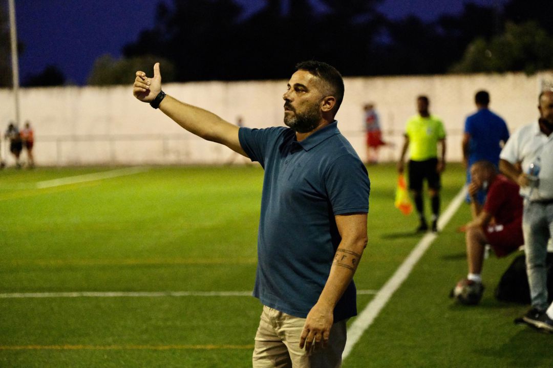 Emilio Fajardo durante el partido ante La Algaida Emilio Fajardo durante el partido ante La Algaida