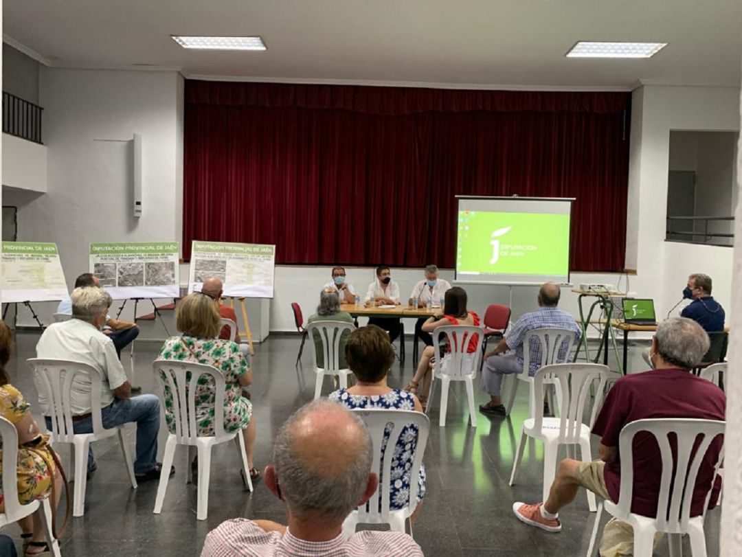 Momento de la reunión en la que el presidente de la Diputación informaba, a los vecinos y vecinas, sobre los proyectos a ejecutar en Albánchez de Mágina Momento de la reunión en la que el presidente de la Diputación informaba, a los vecinos y vecinas, sobre los proyectos a ejecutar en Albánchez de Mágina