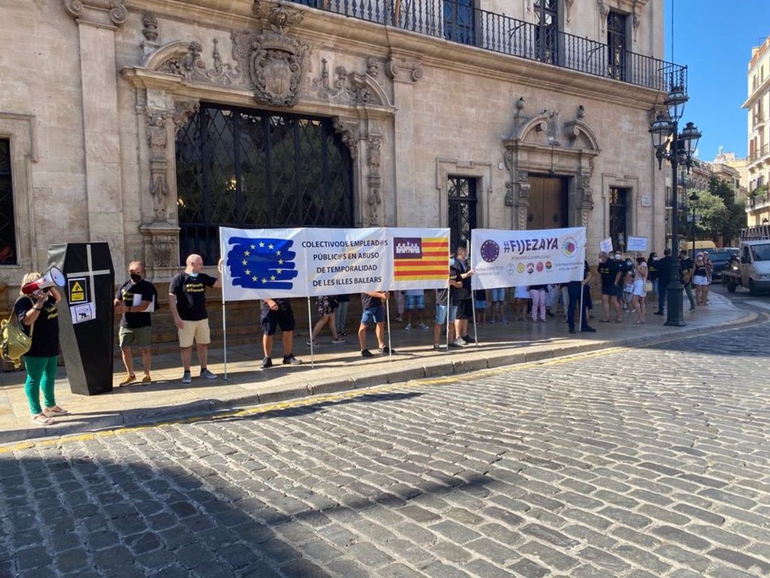 La Coordinadora de Interinos pide "estabilidad en el empleo" para los más de 26.000 trabajadores temporales en Balears. La Coordinadora de Interinos pide "estabilidad en el empleo" para los más de 26.000 trabajadores temporales en Balears.
