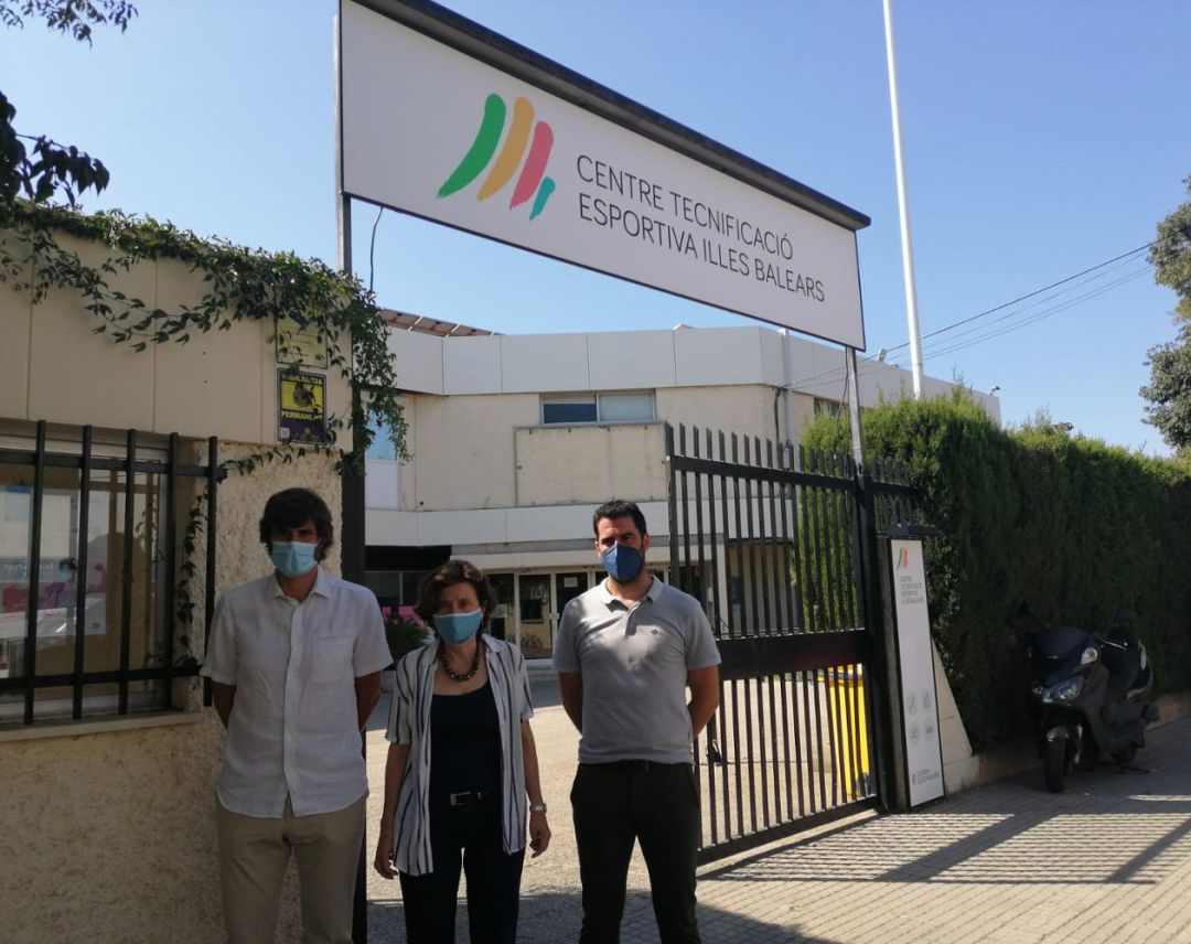 La consellera Fina Santiago, el director general d'Esports, Carles Gonyalons, i el gerent de la Fundació per a l'Esport Balear, Toni Muñoz La consellera Fina Santiago, el director general d'Esports, Carles Gonyalons, i el gerent de la Fundació per a l'Esport Balear, Toni Muñoz