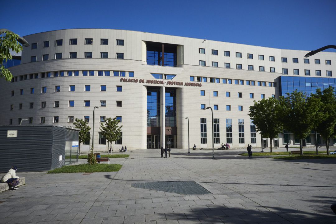 Fachada del Palacio de Justicia de Pamplona. Fachada del Palacio de Justicia de Pamplona.