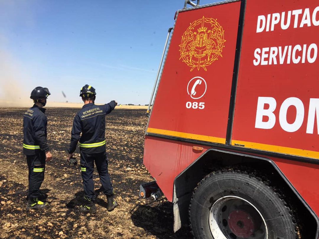 Los efectivos del parque de bomberos de Diputación actuaron en la zona afectada por la llamas. Los efectivos del parque de bomberos de Diputación actuaron en la zona afectada por la llamas.