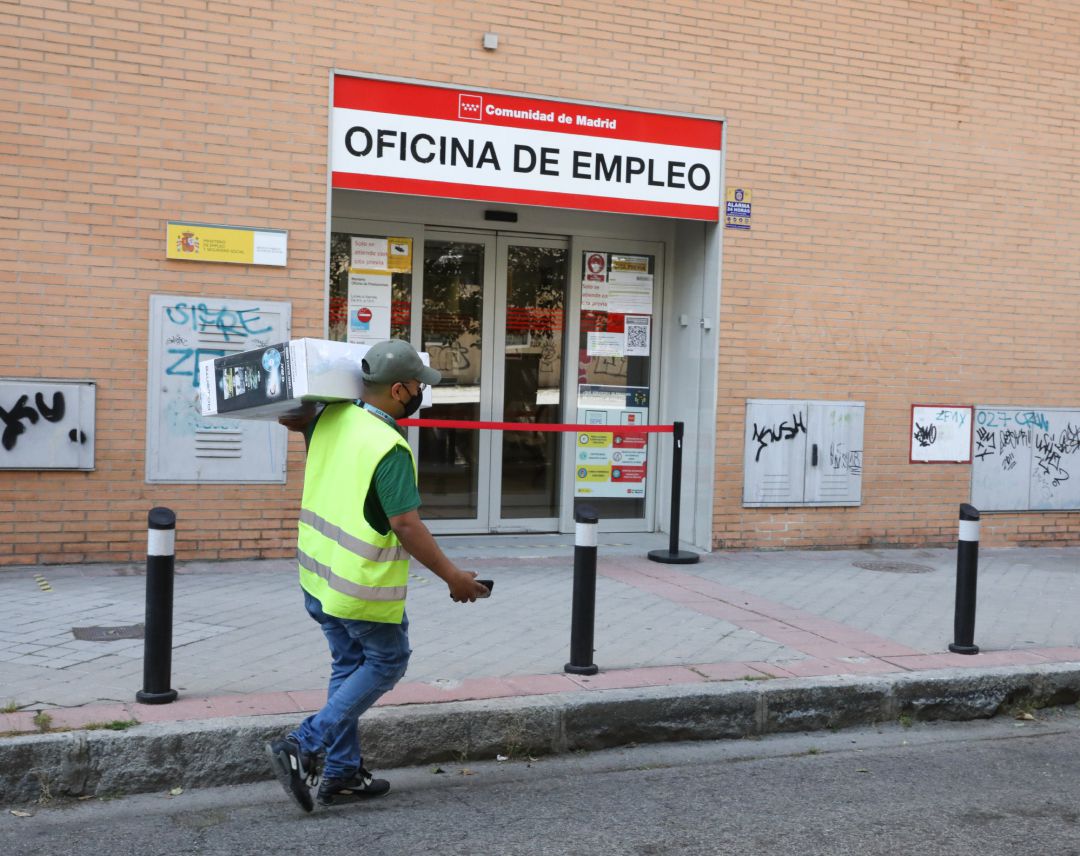 Archivo - Un repartidor pasa por una oficina del SEPE Archivo - Un repartidor pasa por una oficina del SEPE
