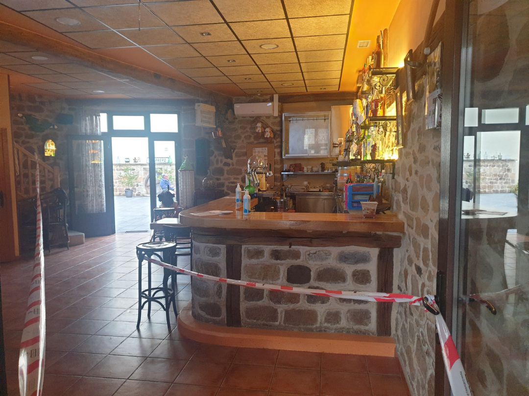 Interior de un bar cerrado- Interior de un bar cerrado-
