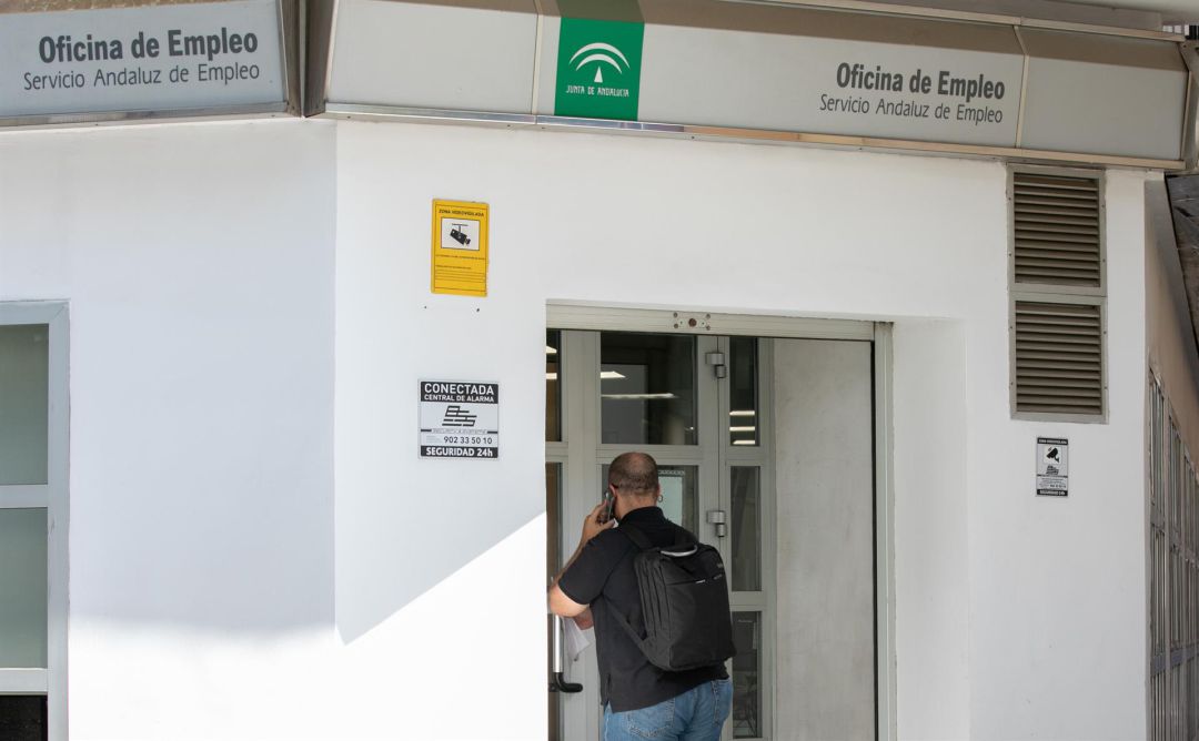 Un ciudadano entra en la oficina de empleo del Servicio Andaluz de Empleo en foto de archivo Un ciudadano entra en la oficina de empleo del Servicio Andaluz de Empleo en foto de archivo