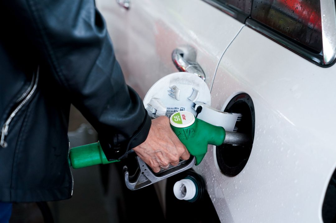 Una mujer pone gasolina a su vehículo en una gasolinera Una mujer pone gasolina a su vehículo en una gasolinera