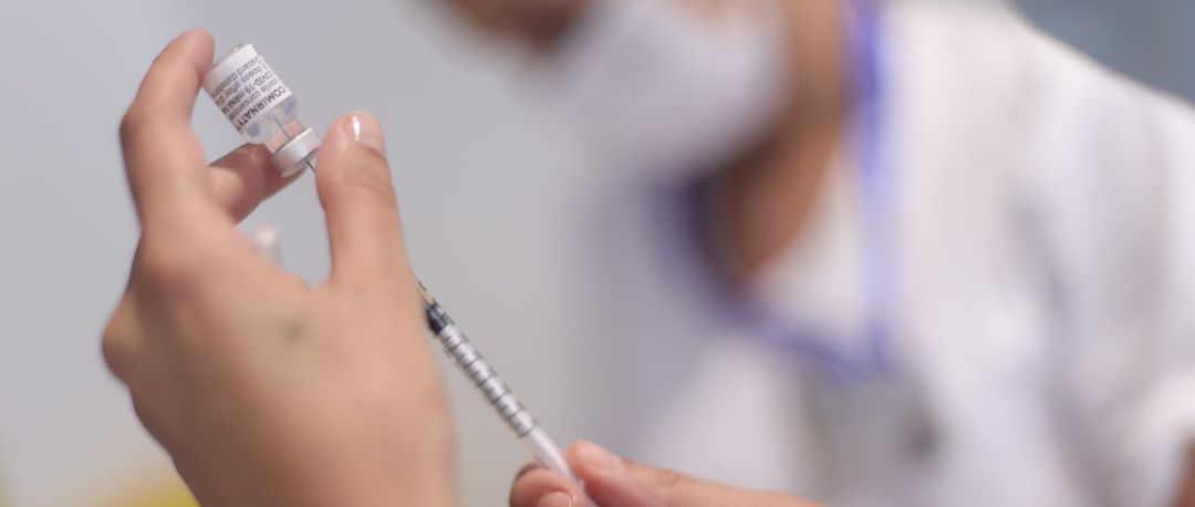 Una sanitaria recarga una dosis de la vacuna contra el Covid-19 Una sanitaria recarga una dosis de la vacuna contra el Covid-19
