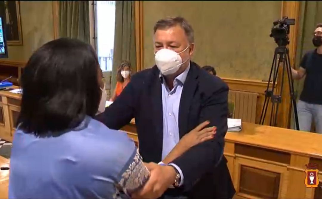 La concejala Allady Rodríguez abraza al alcalde, Darío Dolz, antes de abandonar el salón de plenos La concejala Allady Rodríguez abraza al alcalde, Darío Dolz, antes de abandonar el salón de plenos