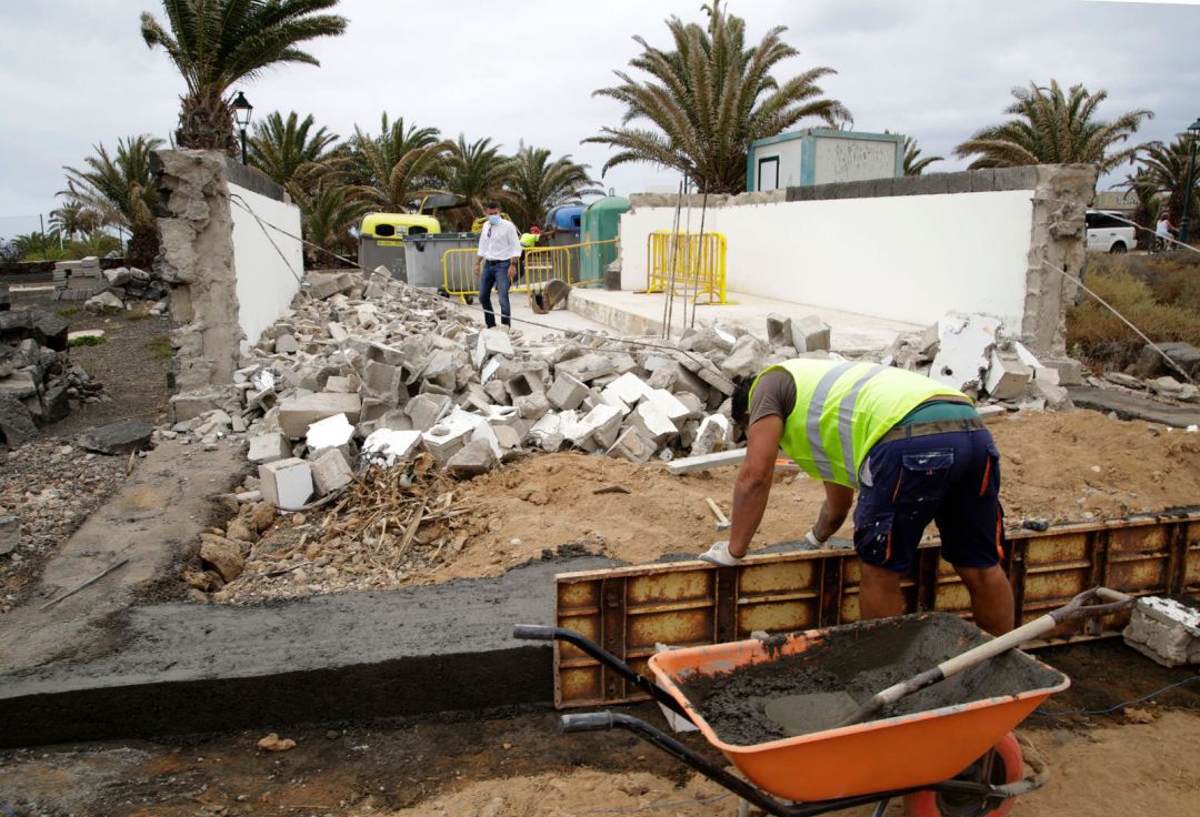 Oswaldo Betancort, alcalde de Teguise, en uno de los puntos limpios que se están renovando. Oswaldo Betancort, alcalde de Teguise, en uno de los puntos limpios que se están renovando.