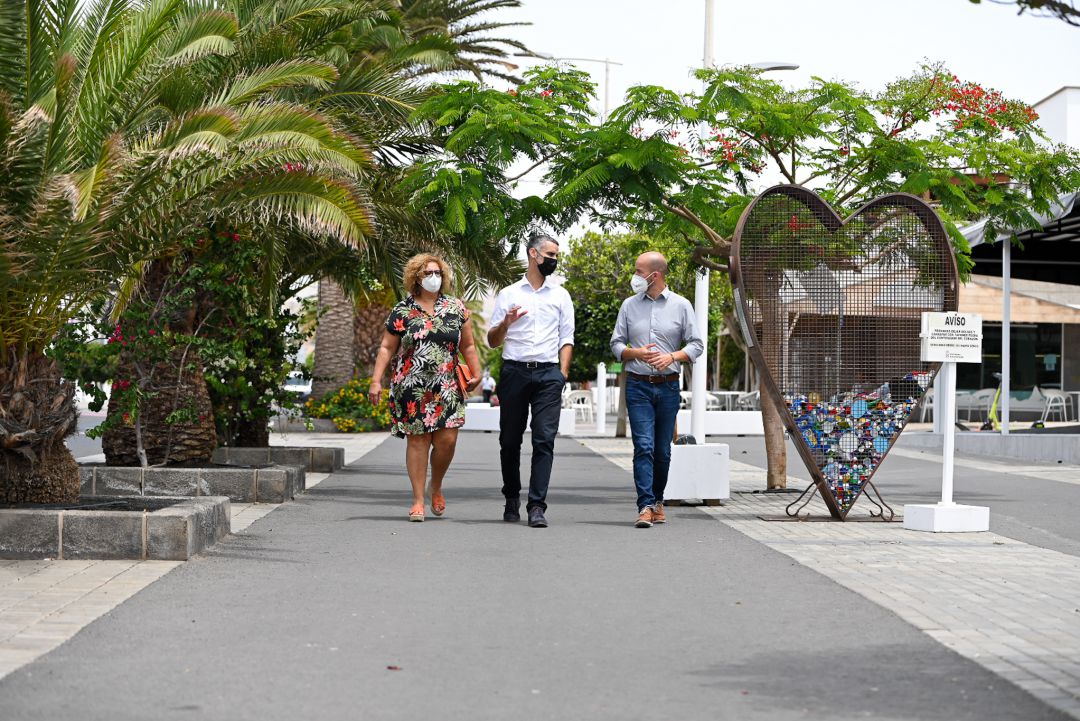 Aléxis Tejera, alcalde de San Bartolomé paseando por la calle Mayor de Playa Honda con los concejales de Agricultura, Raúl de León y Artesanía, Ana María Lopes. Aléxis Tejera, alcalde de San Bartolomé paseando por la calle Mayor de Playa Honda con los concejales de Agricultura, Raúl de León y Artesanía, Ana María Lopes.