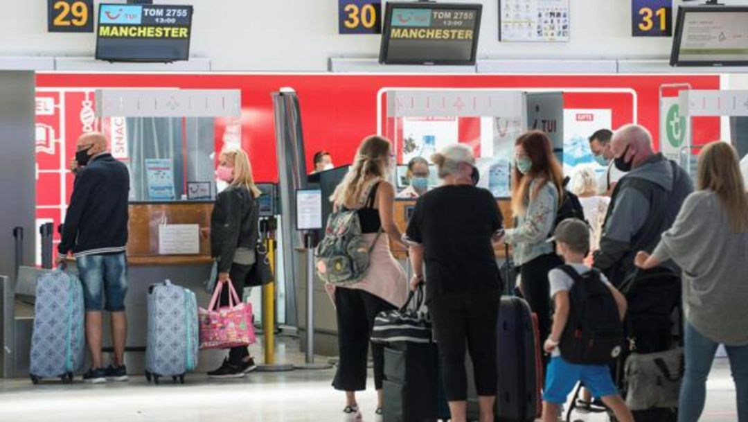 Pasajeros con destino a Mánchester en la terminal 1 de salidas el aeropuerto César Manrique de Lanzarote Pasajeros con destino a Mánchester en la terminal 1 de salidas el aeropuerto César Manrique de Lanzarote