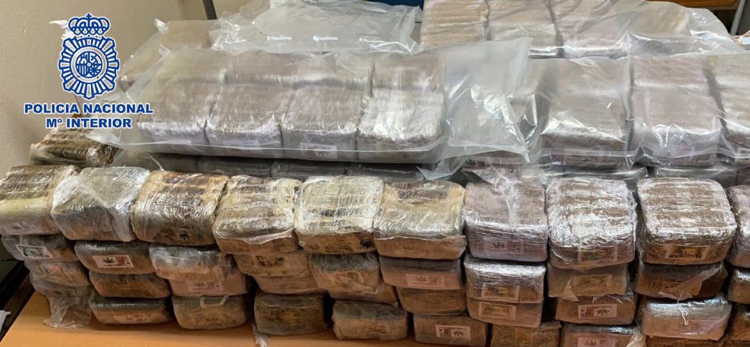 Los agentes han incautado en las dos operaciones, en Leganés e Illescas, 243 kilos de hachís. Los agentes han incautado en las dos operaciones, en Leganés e Illescas, 243 kilos de hachís.