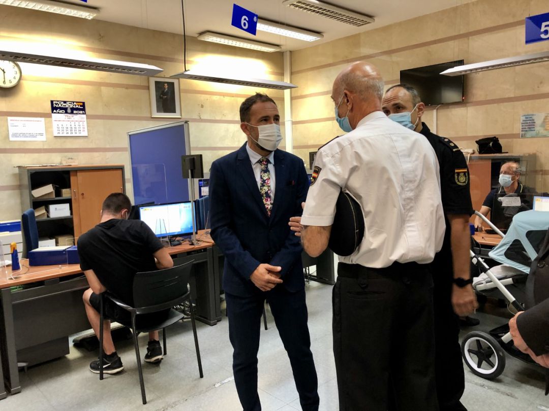 El delegado del gobierno en el País Vasco, Denis Itxaso; y el Jefe Superior de Policía del País Vasco, José Moisés Pérez Cornejo, intercambian impresiones sobre el DNI 4.0 en la expedición de uno de los primeros documentos en el País Vasco El delegado del gobierno en el País Vasco, Denis Itxaso; y el Jefe Superior de Policía del País Vasco, José Moisés Pérez Cornejo, intercambian impresiones sobre el DNI 4.0 en la expedición de uno de los primeros documentos en el País Vasco