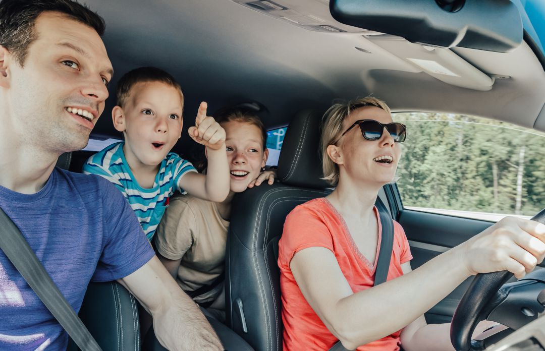 Cinco consejos para viajar con niños en el coche cómodos, seguros y entretenidos. Cinco consejos para viajar con niños en el coche cómodos, seguros y entretenidos.