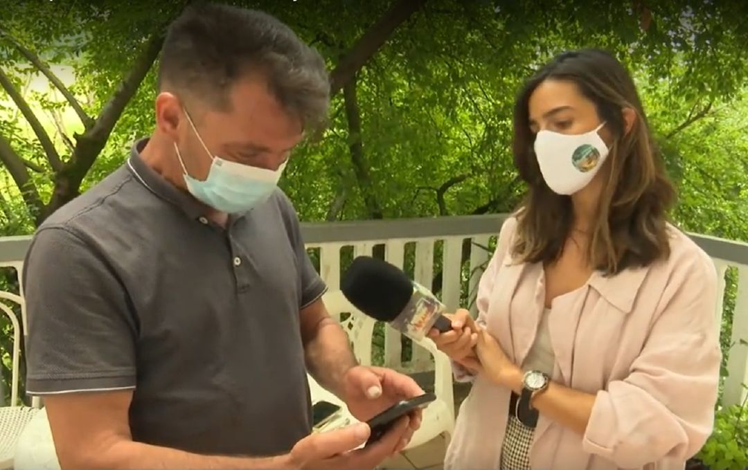 Eugenio, revisando las imágenes de la paliza que recibió su hijo en Amorebieta. Eugenio, revisando las imágenes de la paliza que recibió su hijo en Amorebieta.