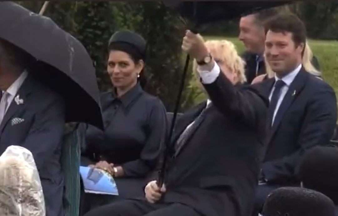 El primer ministro, Boris Johnson, 'luchando' contra el viento El primer ministro, Boris Johnson, 'luchando' contra el viento