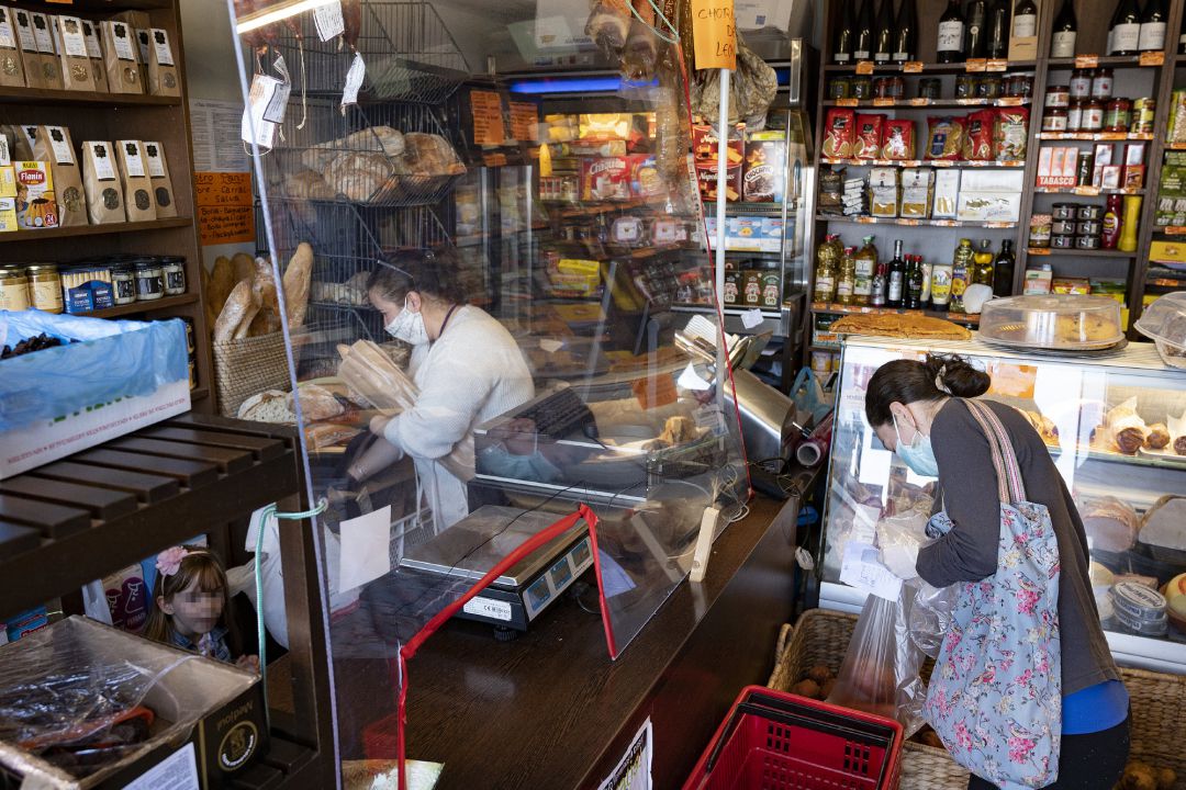 Una mampara instalada en una tienda de comestibles de A Coruña. Una mampara instalada en una tienda de comestibles de A Coruña.