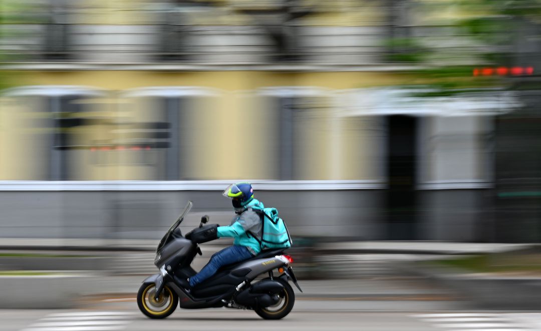 Un repartidor de Deliveroo, en Madrid. Un repartidor de Deliveroo, en Madrid.
