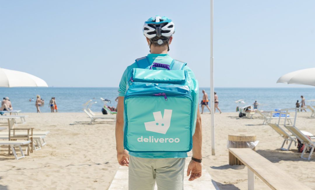 Archivo - Repartidor de Deliveroo en la playa Archivo - Repartidor de Deliveroo en la playa