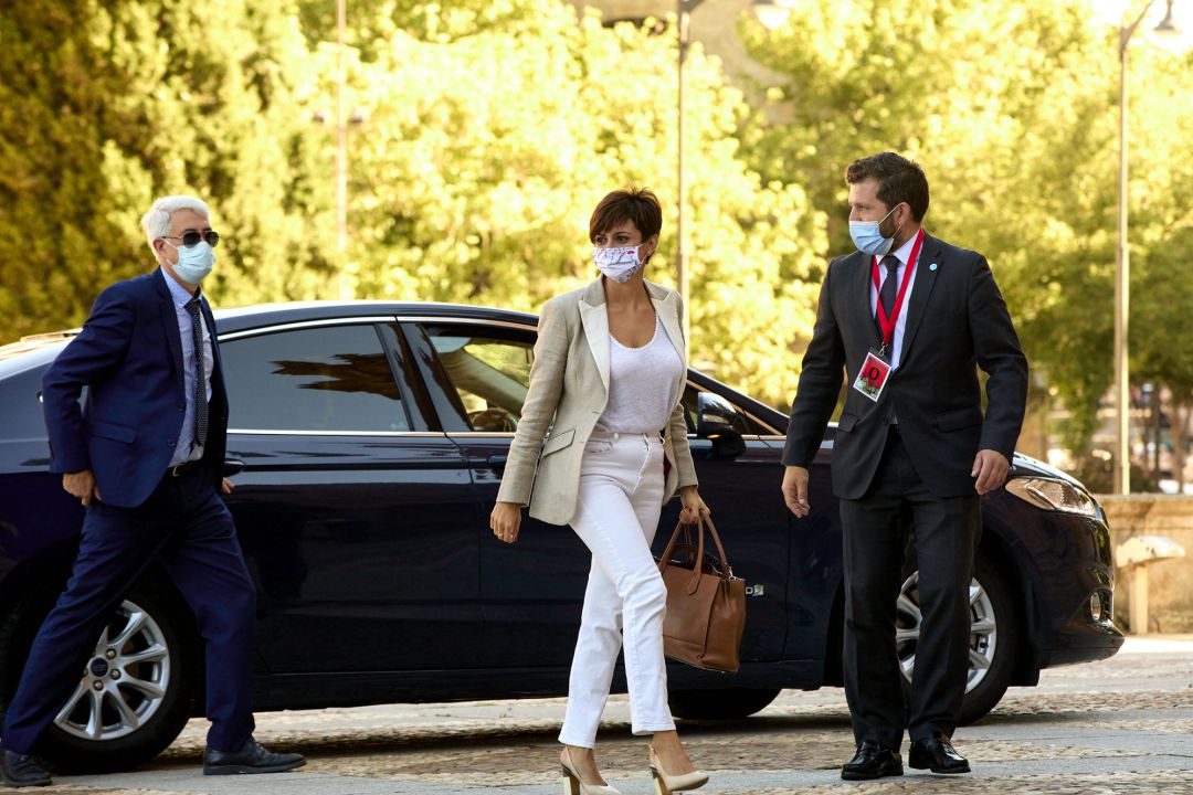 La ministra de Política Territorial, Isabel Rodríguez, a su llegada a la Plaza Mayor de Salamanca para celebrar la XXIV Conferencia de Presidentes, a 30 de julio de 2021, en Salamanca, Castilla y León (España). La ministra de Política Territorial, Isabel Rodríguez, a su llegada a la Plaza Mayor de Salamanca para celebrar la XXIV Conferencia de Presidentes, a 30 de julio de 2021, en Salamanca, Castilla y León (España).
