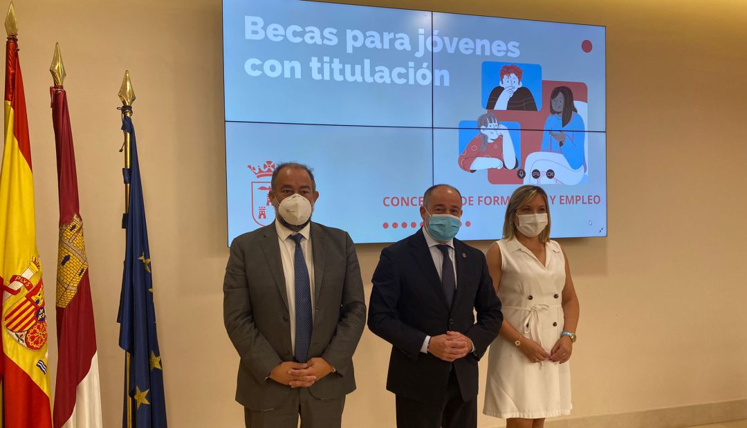 Emilio Sáez, alcalde de Albacete, Amparo Torres, concejal de Formación y Empleo, y Julián Garde, rector de la Universidad de Castilla La Mancha. Emilio Sáez, alcalde de Albacete, Amparo Torres, concejal de Formación y Empleo, y Julián Garde, rector de la Universidad de Castilla La Mancha.