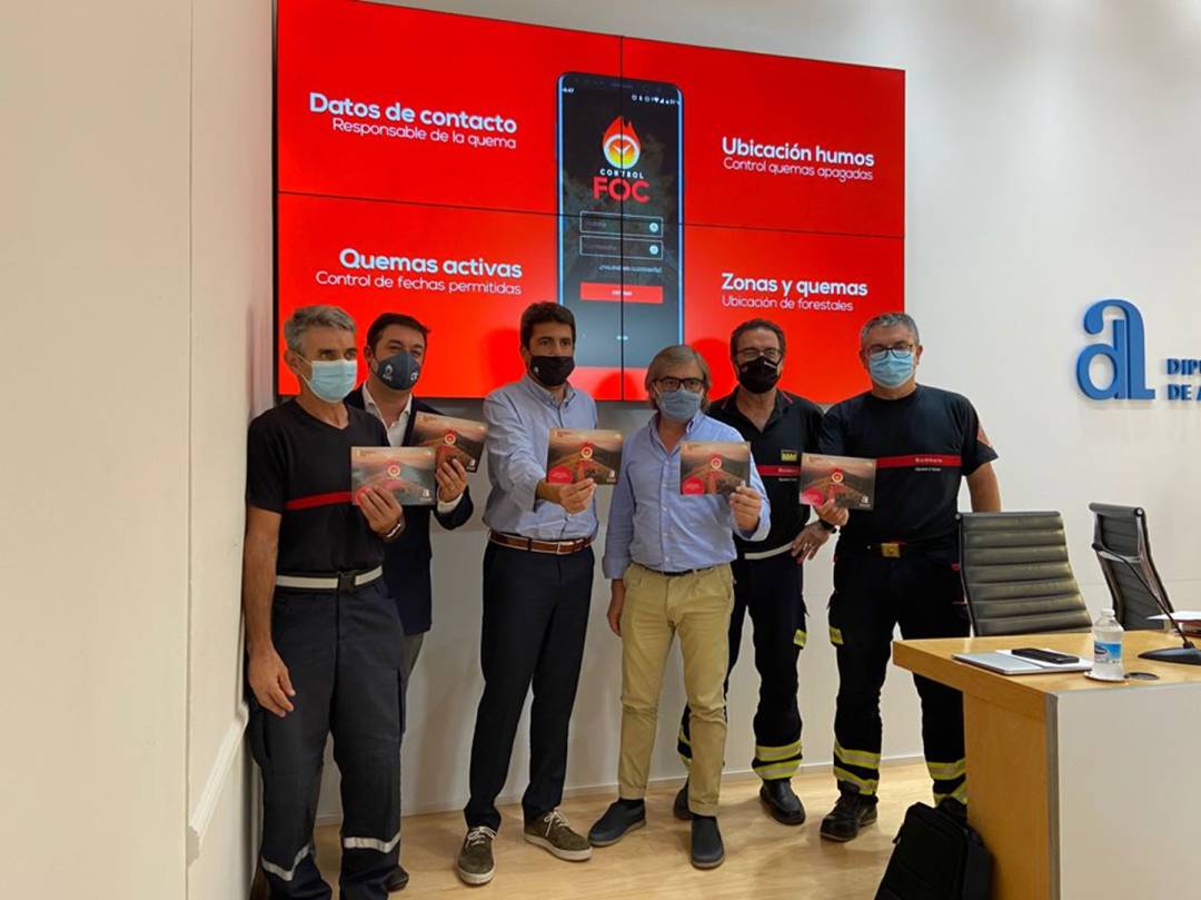El presidente de la Diputación, Carlos Mazón, junto al diputado de Emergencias, Javier Sendra, en la presentación de la nueva aplicación móvil del Consorcio Provincial de Bomberos El presidente de la Diputación, Carlos Mazón, junto al diputado de Emergencias, Javier Sendra, en la presentación de la nueva aplicación móvil del Consorcio Provincial de Bomberos