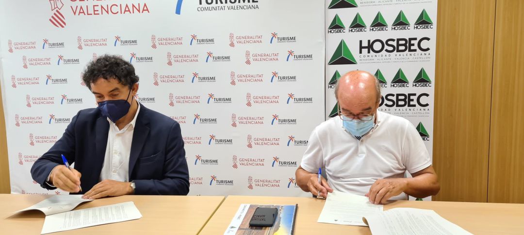Francesc Colomer, el secretario autonómico de Turisme (i), en la firma del convenio con el presidente de la patronal HOSBEC, Toni Mayor (d). Francesc Colomer, el secretario autonómico de Turisme (i), en la firma del convenio con el presidente de la patronal HOSBEC, Toni Mayor (d).