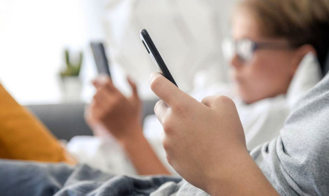 Menores usando el teléfono móvil Menores usando el teléfono móvil