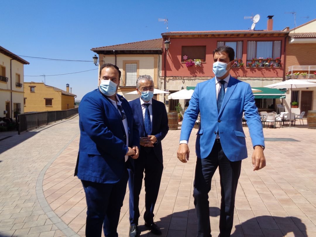 El alcalde de Villalba de Duero (dcha), sale a recibir al consejero (izq) y al delegado de la Junta, Roberto Sáiz El alcalde de Villalba de Duero (dcha), sale a recibir al consejero (izq) y al delegado de la Junta, Roberto Sáiz