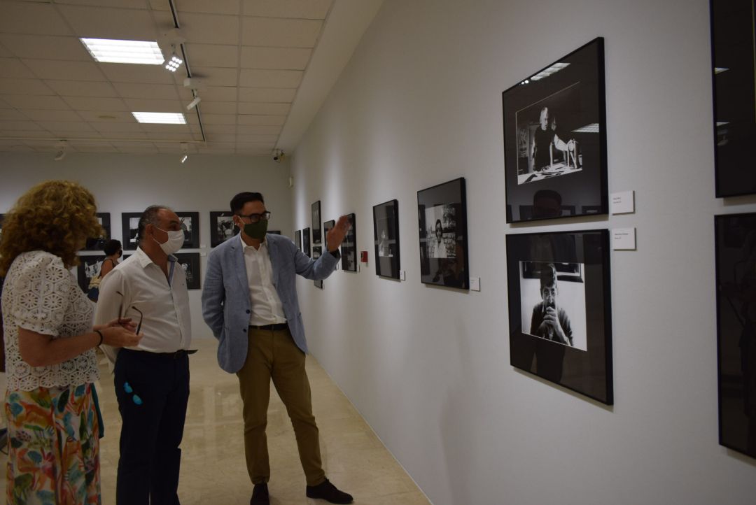 Luis González explica la muestra a Emilio Berzosa Luis González explica la muestra a Emilio Berzosa