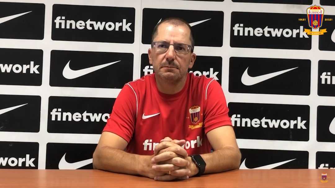 José Juan Romero, entrenador del C. D. Eldense, en su primera rueda de prensa como técnico azulgrana José Juan Romero, entrenador del C. D. Eldense, en su primera rueda de prensa como técnico azulgrana