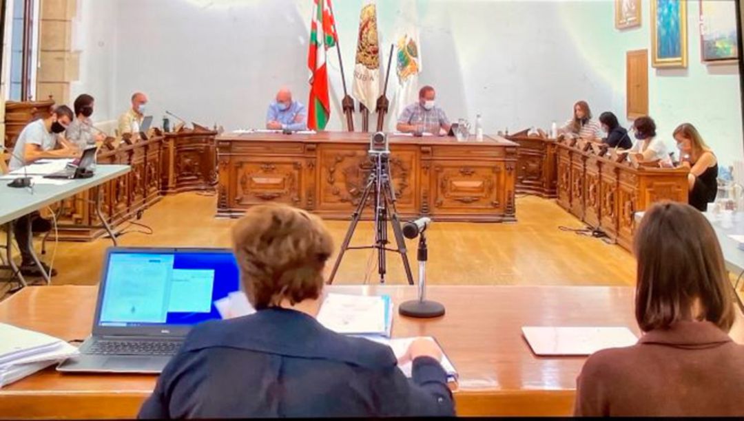 El pleno que se celebró ayer en Hondarribia con la presencia de 14 concejales El pleno que se celebró ayer en Hondarribia con la presencia de 14 concejales