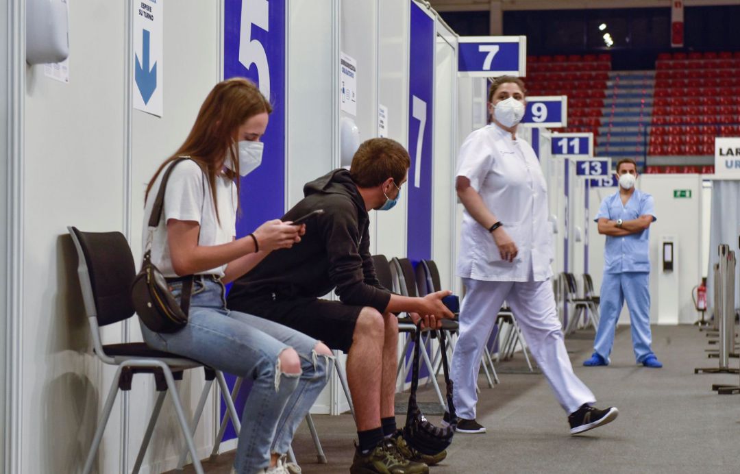 Dos jóvenes esperan en un punto de vacunación contra el coronavirus. Dos jóvenes esperan en un punto de vacunación contra el coronavirus.