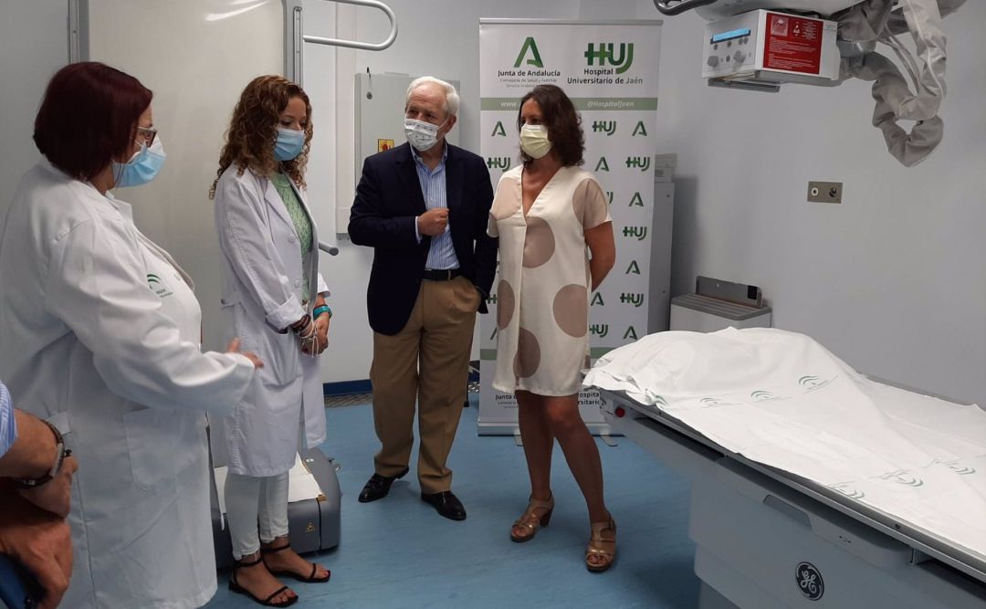 La viceconsejera de Salud y Familias, Catalina García (primera por la derecha), durante su visita de hoy al Hospital Universitario de Jaén. La viceconsejera de Salud y Familias, Catalina García (primera por la derecha), durante su visita de hoy al Hospital Universitario de Jaén.
