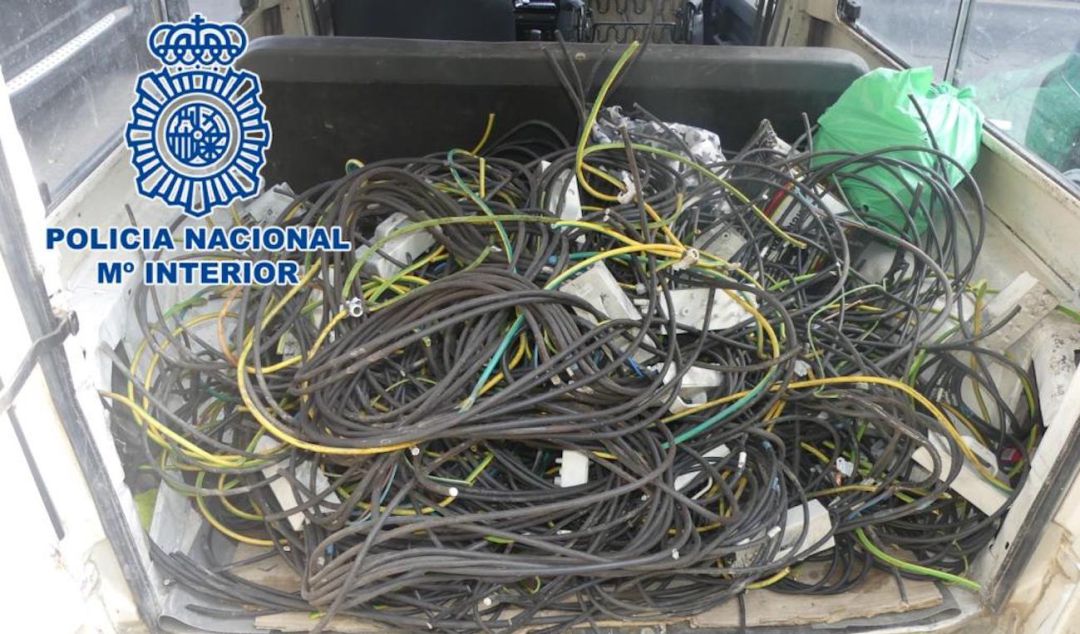Furgoneta con los cables robados. Furgoneta con los cables robados.