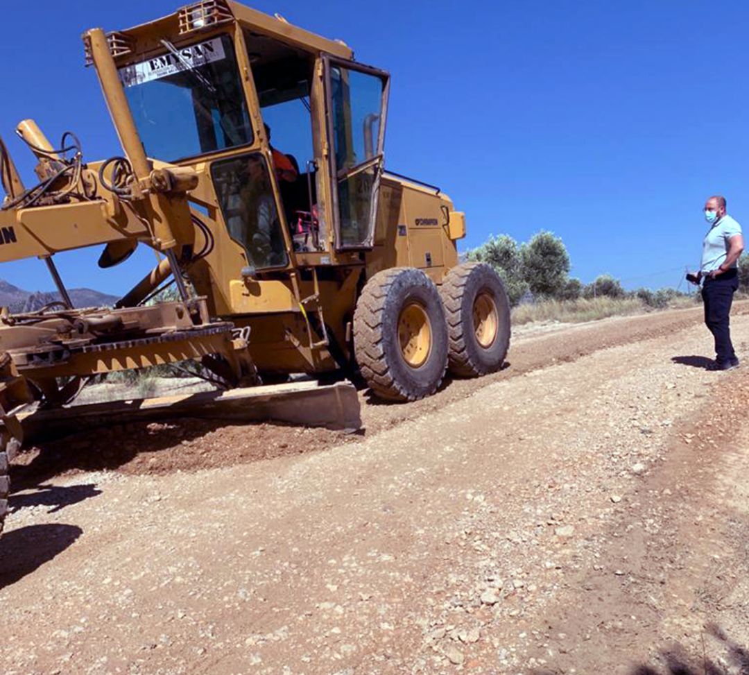 El alcalde de Bedmar, Pablo Ruiz, ante una de la maquinaria en los trabajos en los caminos de Bedmar El alcalde de Bedmar, Pablo Ruiz, ante una de la maquinaria en los trabajos en los caminos de Bedmar