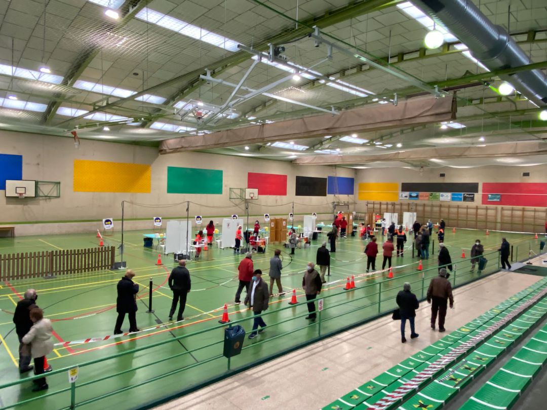 Las vacunaciones siguen avanzando en el polideportivo Pablo Cáceres de Medina del Campo Las vacunaciones siguen avanzando en el polideportivo Pablo Cáceres de Medina del Campo