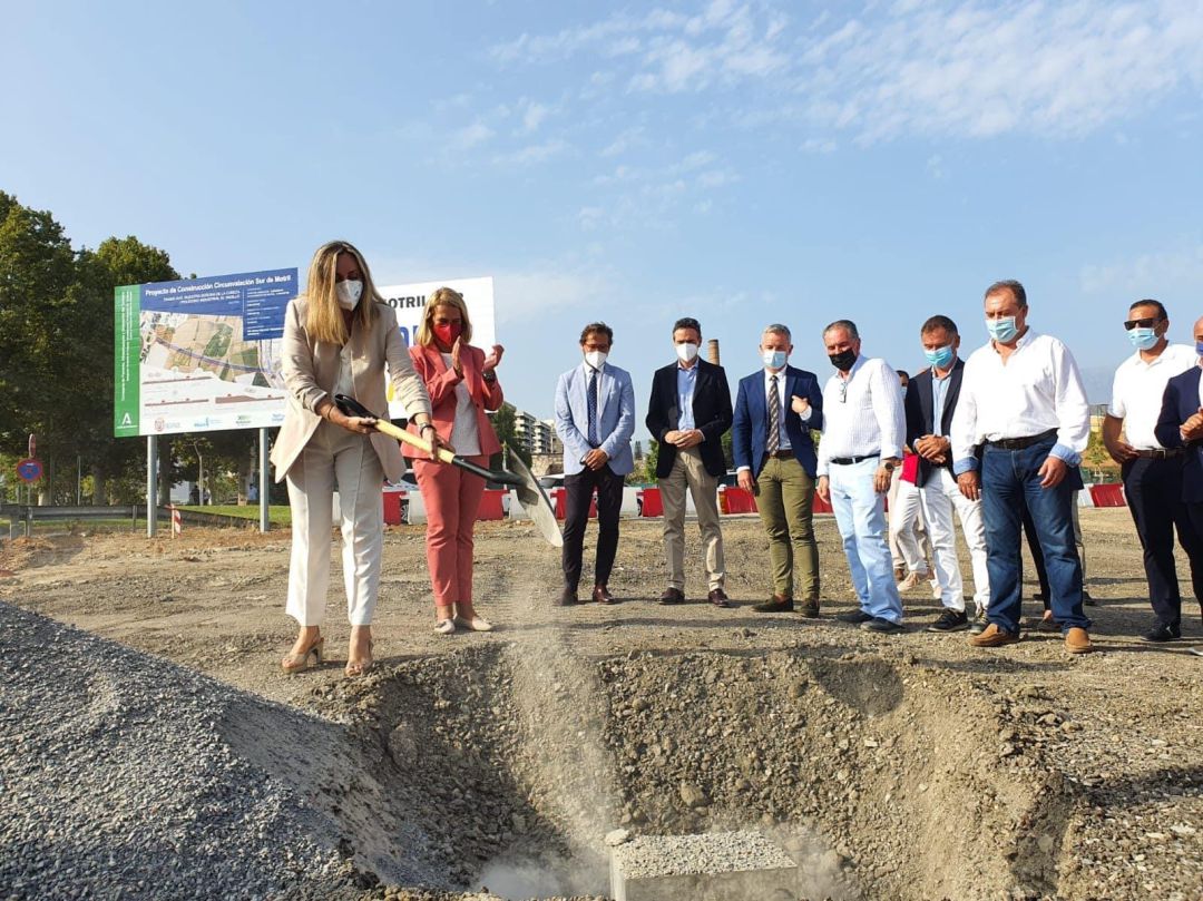 La consejera de Fomento, Marifran Carazo, pone la piedra de las obras de la ronda sur de Motril junto a la alcaldesa, Luisa García Chamorro, miembros de su equipo de gobierno y técnicos municipales La consejera de Fomento, Marifran Carazo, pone la piedra de las obras de la ronda sur de Motril junto a la alcaldesa, Luisa García Chamorro, miembros de su equipo de gobierno y técnicos municipales