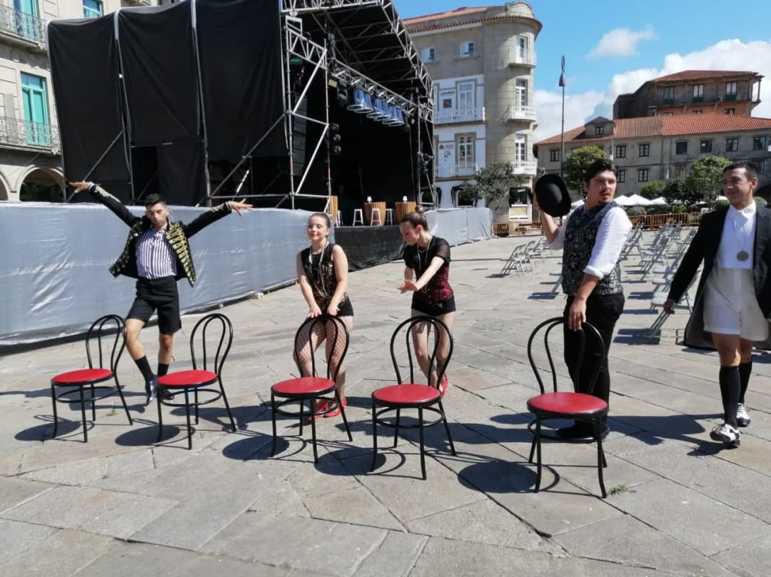 El cabaret ambienta las calles de Pontevedra El cabaret ambienta las calles de Pontevedra