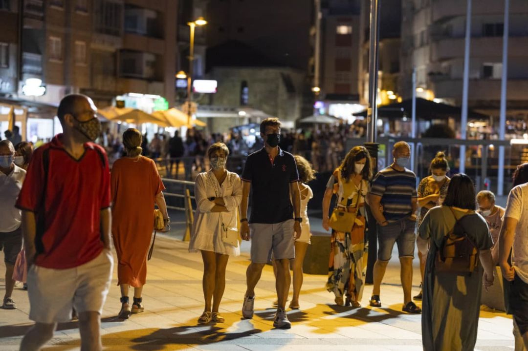 Turistas caminan por Sanxenxo, Pontevedra Turistas caminan por Sanxenxo, Pontevedra
