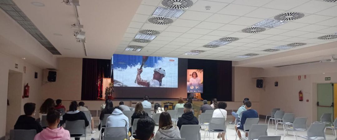 Aficionados viendo las semifinales del K-1 en el Ayuntamiento de Palazuelos de Eresma Aficionados viendo las semifinales del K-1 en el Ayuntamiento de Palazuelos de Eresma