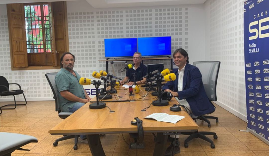 Juan Manuel Román, arqueólogo municipal y Francisco Oliva Blázquez, rector de la Universidad Pablo de Olavide junto a Salomón Hachuel Juan Manuel Román, arqueólogo municipal y Francisco Oliva Blázquez, rector de la Universidad Pablo de Olavide junto a Salomón Hachuel