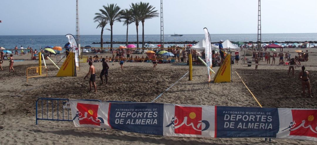 La playa del Palmeral se vuelve a llenar de jugadores de voleibol. La playa del Palmeral se vuelve a llenar de jugadores de voleibol.