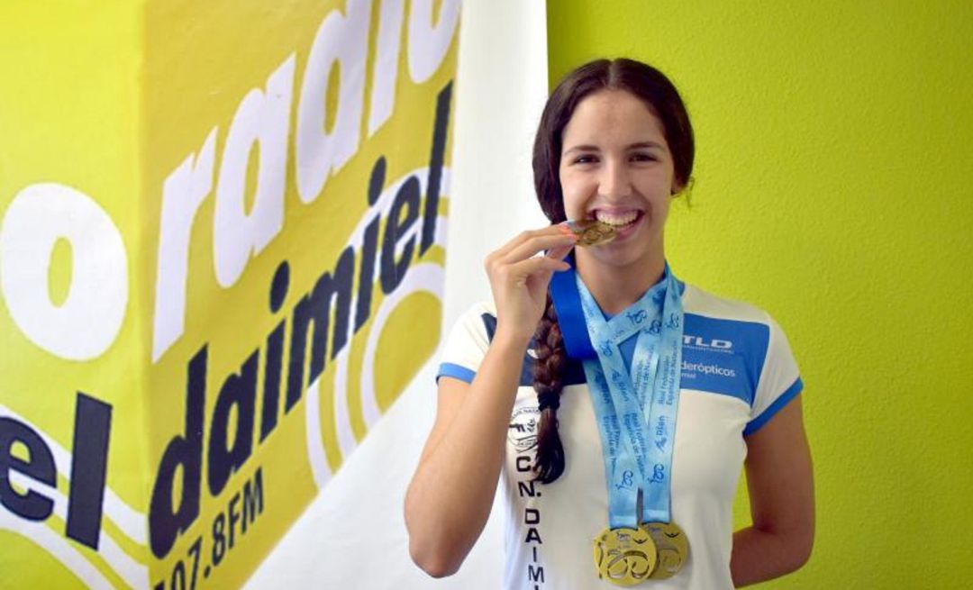 Laura Cabanes posa con sus tres medallas logradas Laura Cabanes posa con sus tres medallas logradas
