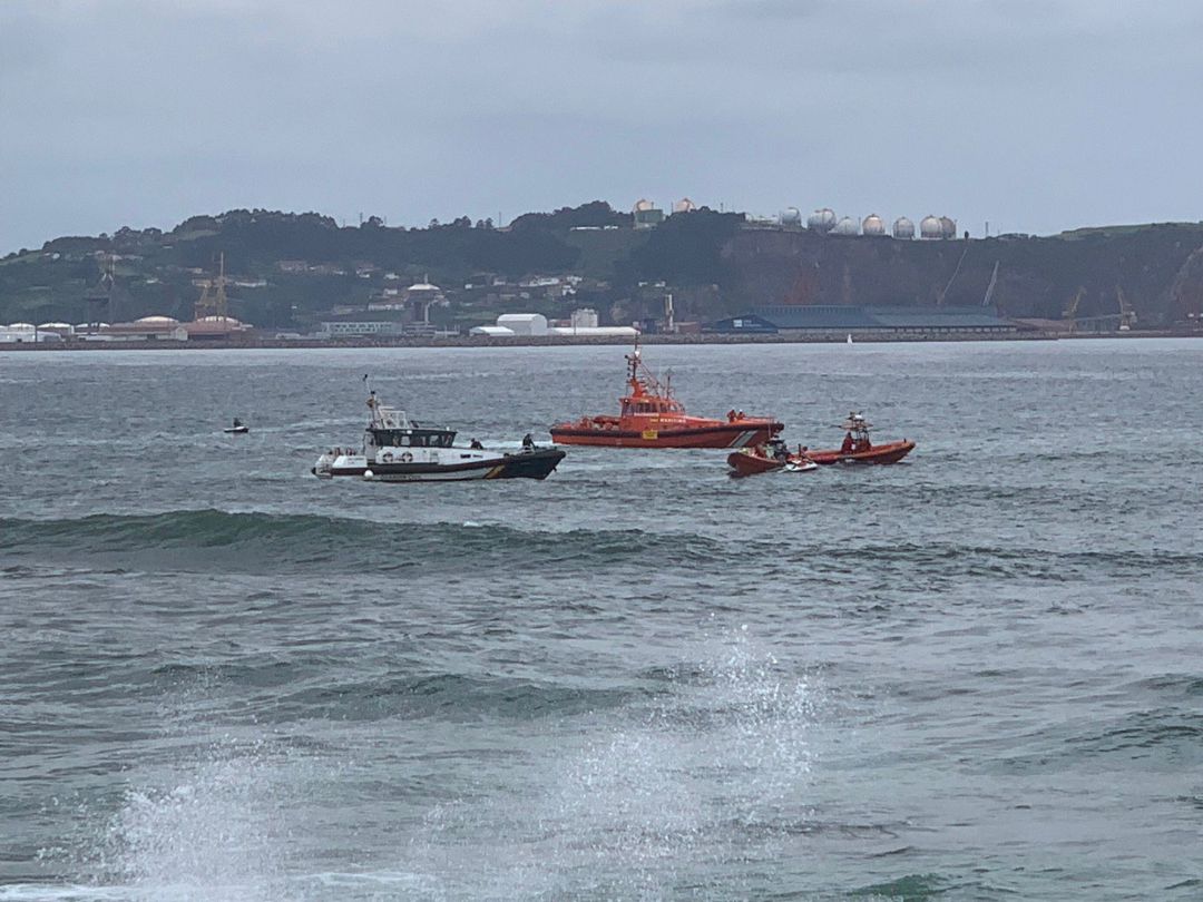 Una persona ha fallecido este viernes en Gijón tras volcar la embarcación en la que navegaba. El otro tripulante logró llegar por sus propios medios a la costa. Una persona ha fallecido este viernes en Gijón tras volcar la embarcación en la que navegaba. El otro tripulante logró llegar por sus propios medios a la costa.